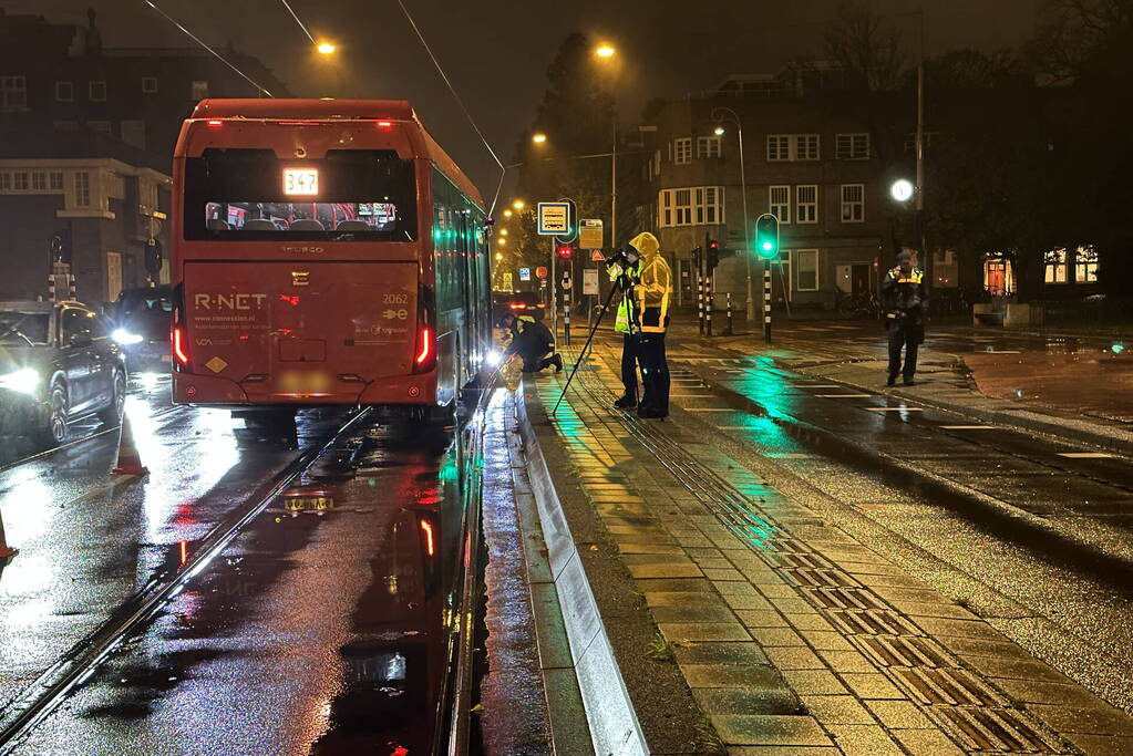 Voetganger geschept door lijnbus