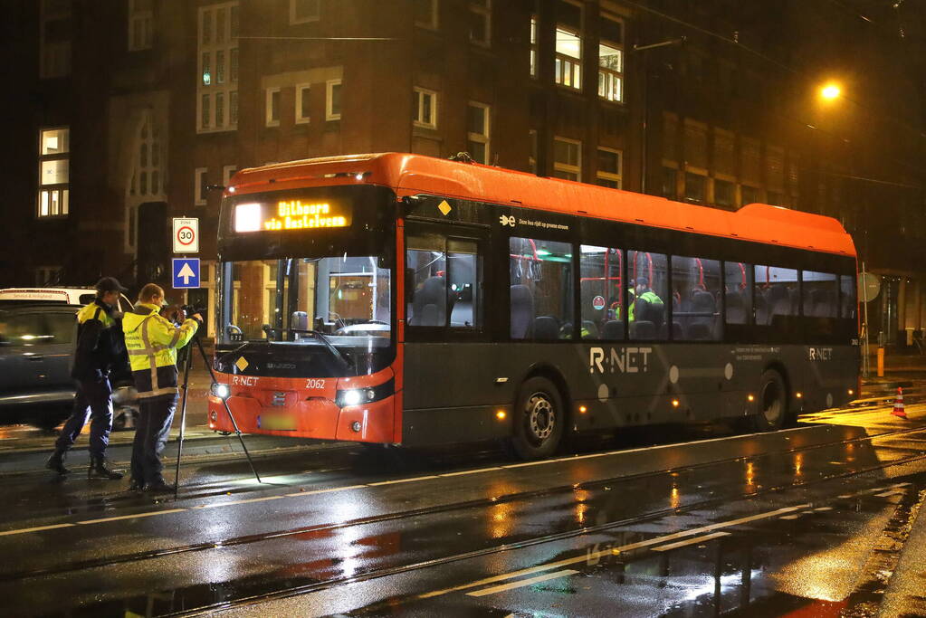 Voetganger geschept door lijnbus