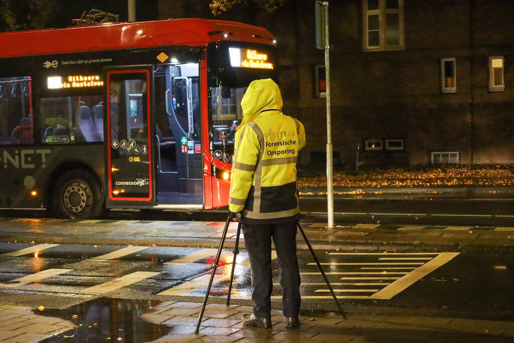 Voetganger geschept door lijnbus