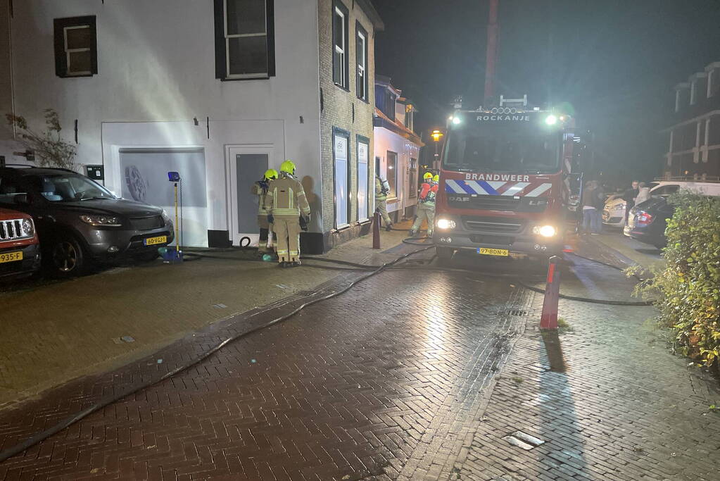 Hoekwoning vol rook door brand