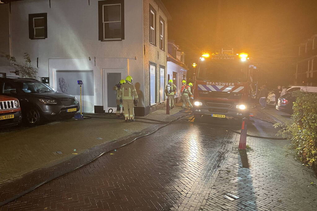 Hoekwoning vol rook door brand