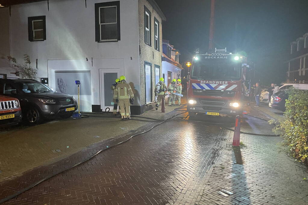 Hoekwoning vol rook door brand