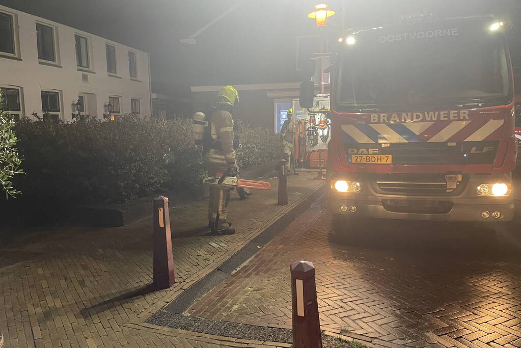 Hoekwoning vol rook door brand