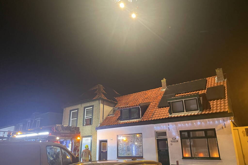 Hoekwoning vol rook door brand