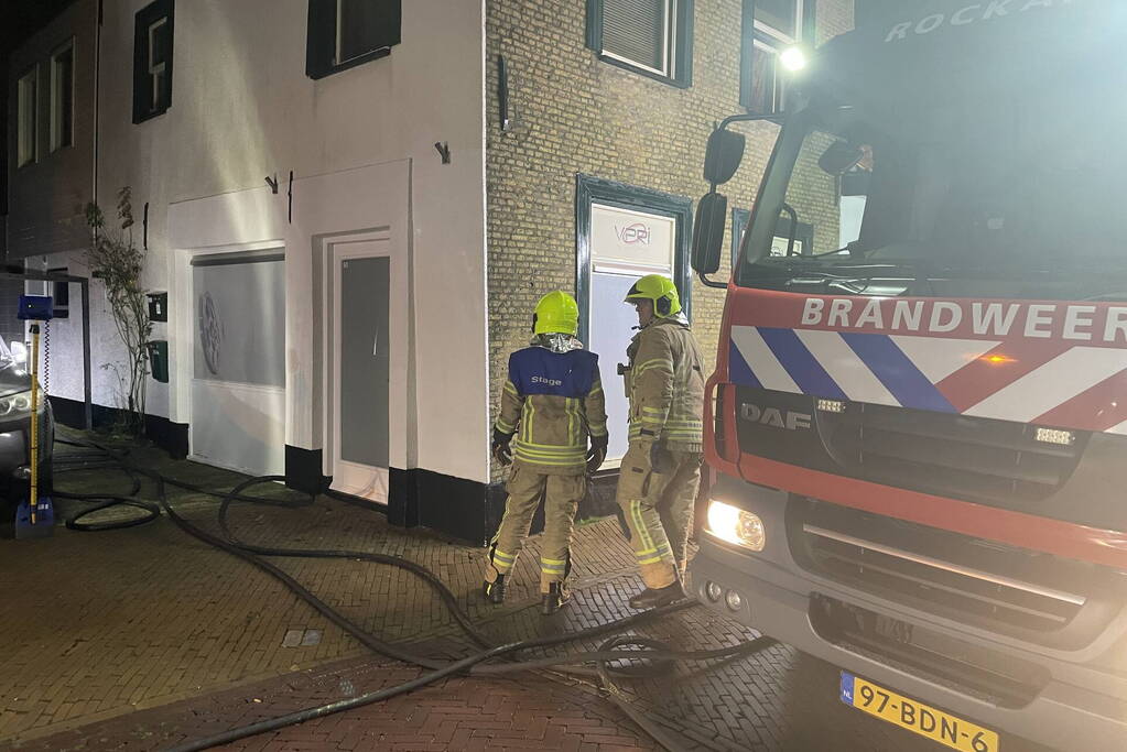 Hoekwoning vol rook door brand