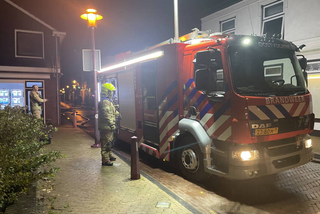 Hoekwoning vol rook door brand