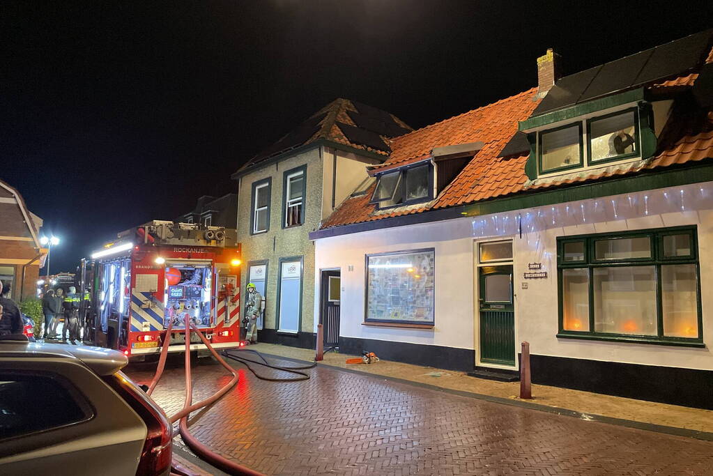 Hoekwoning vol rook door brand