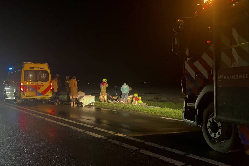 Gewonden nadat auto in sloot belandt door frontale botsing