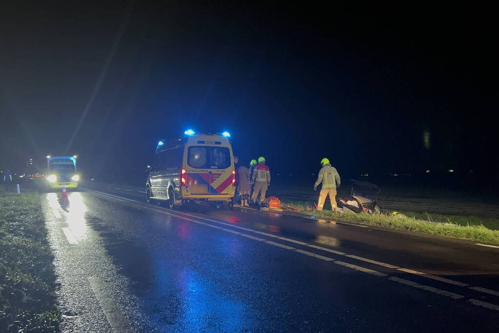 Gewonden nadat auto in sloot belandt door frontale botsing