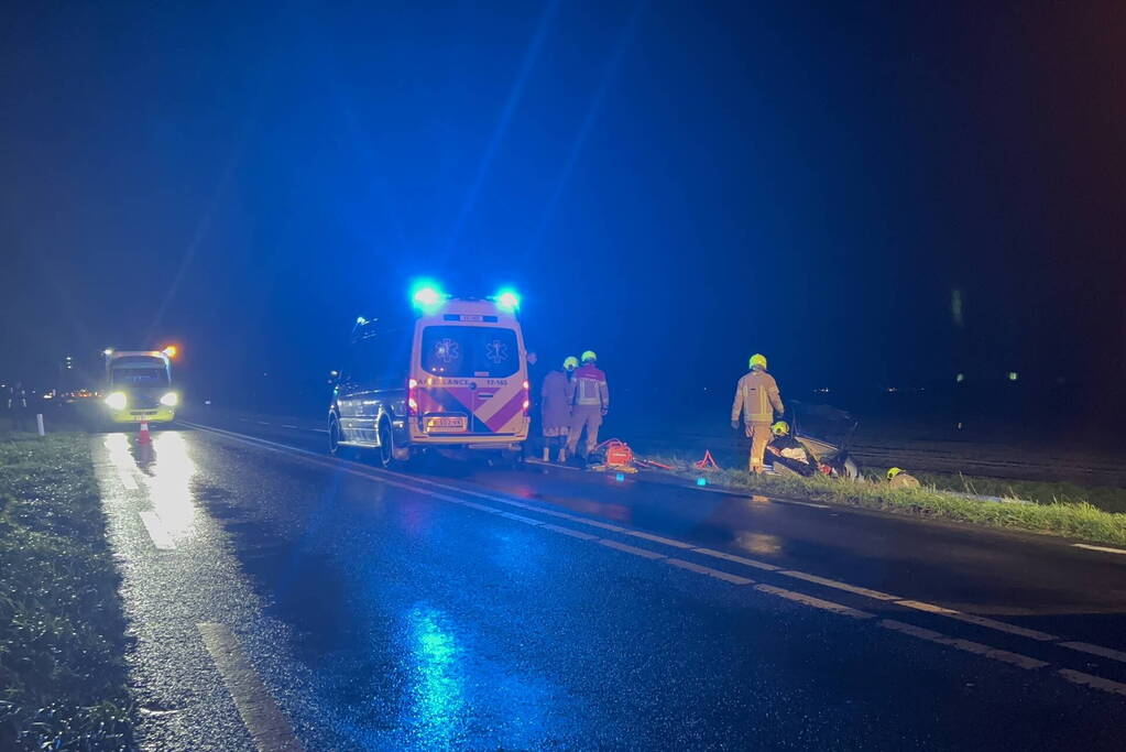 Gewonden nadat auto in sloot belandt door frontale botsing