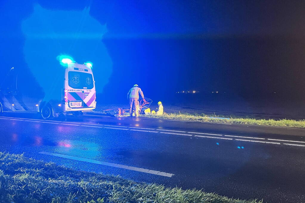 Gewonden nadat auto in sloot belandt door frontale botsing