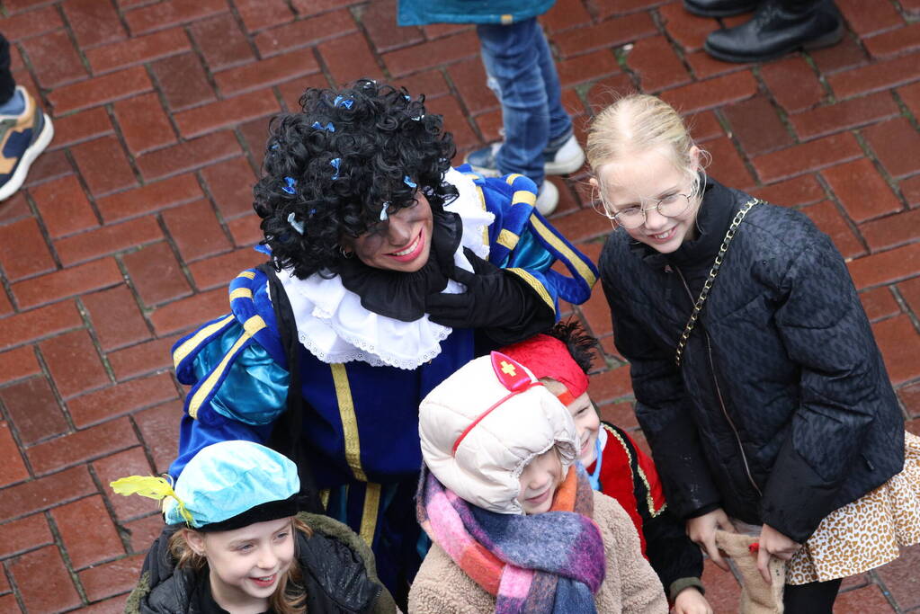 Sinterklaas en zijn pieten aangekomen