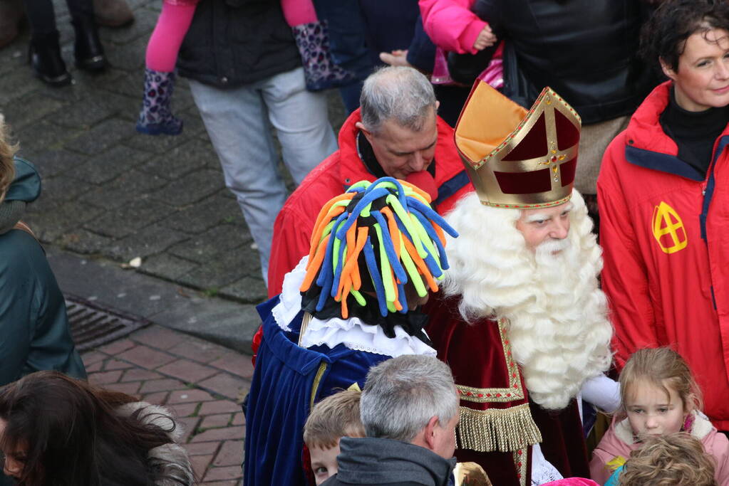 Sinterklaas en zijn pieten aangekomen