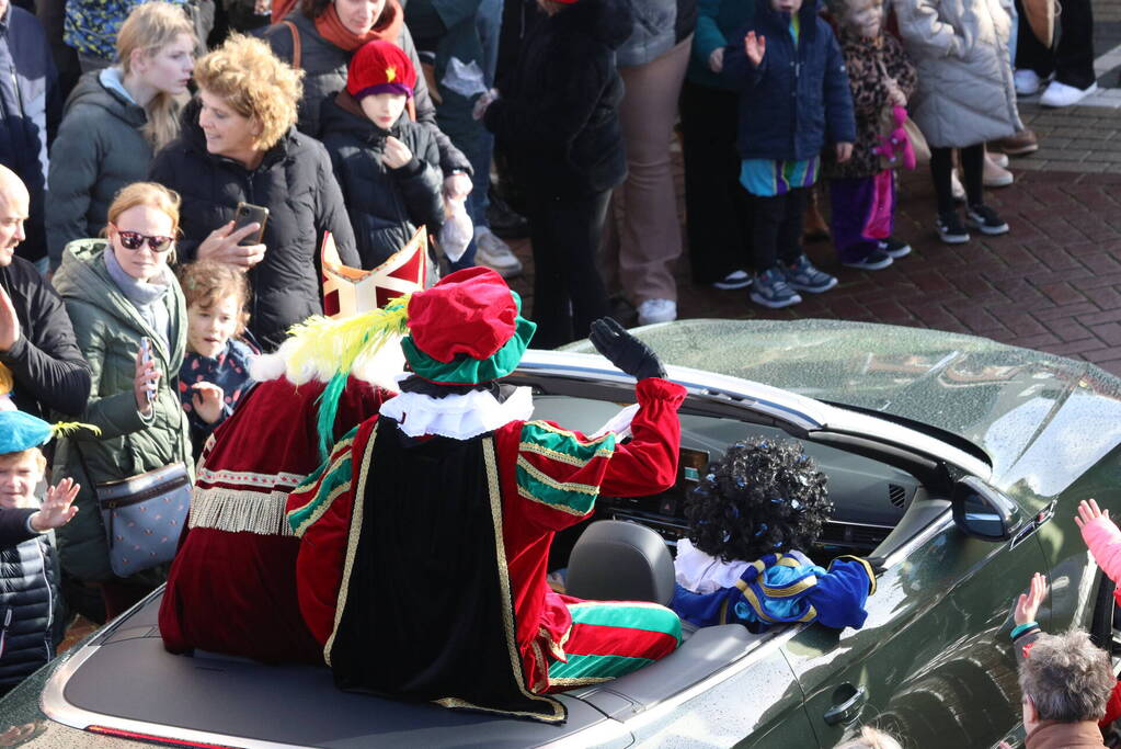 Sinterklaas en zijn pieten aangekomen