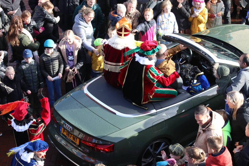 Sinterklaas en zijn pieten aangekomen