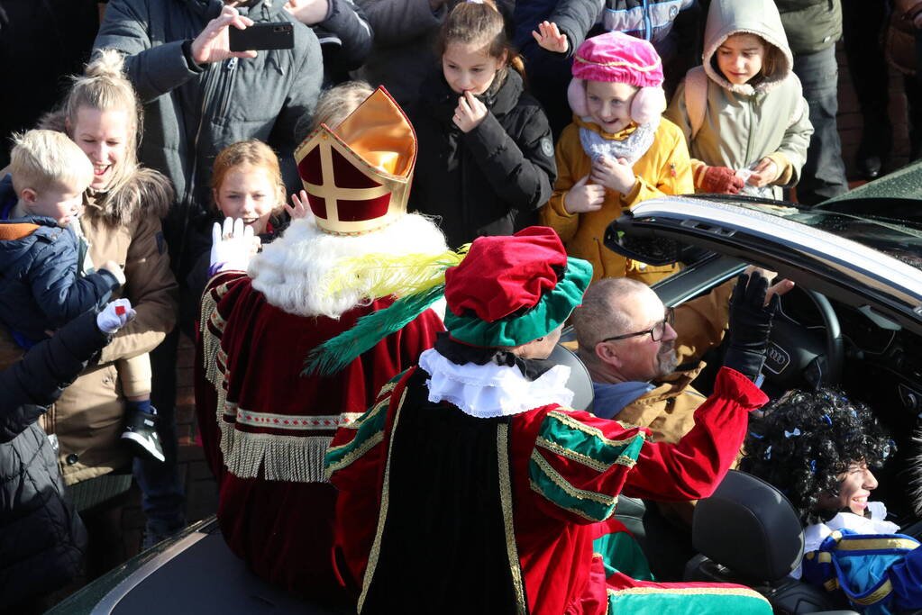 Sinterklaas en zijn pieten aangekomen