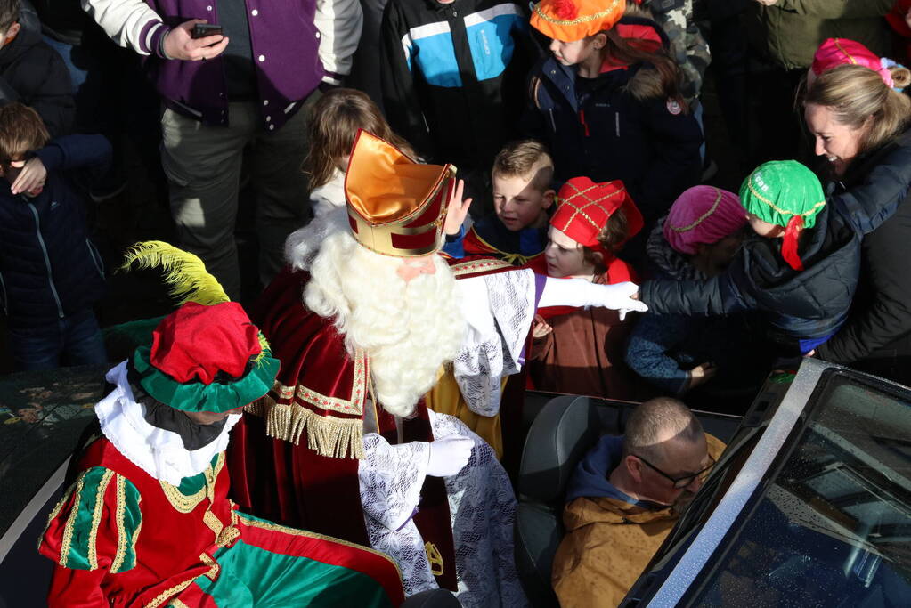 Sinterklaas en zijn pieten aangekomen