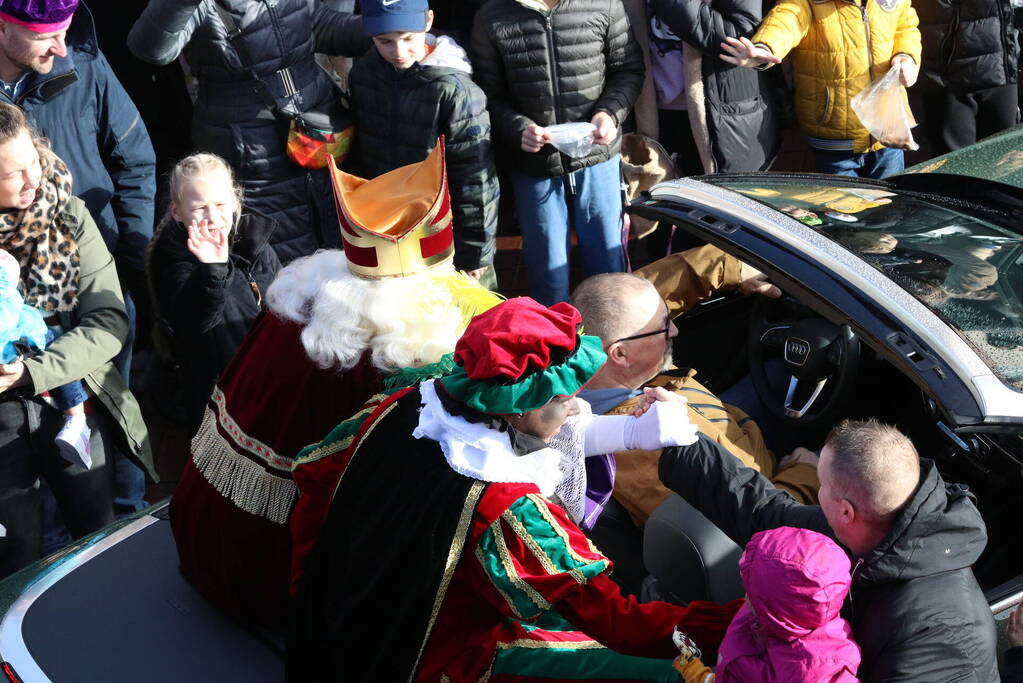 Sinterklaas en zijn pieten aangekomen