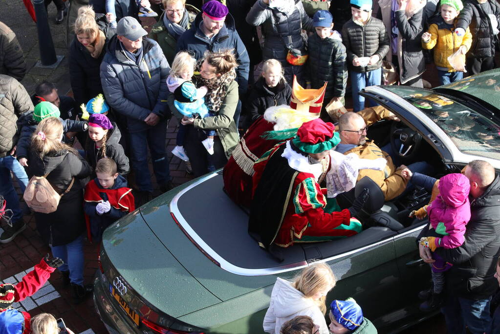 Sinterklaas en zijn pieten aangekomen