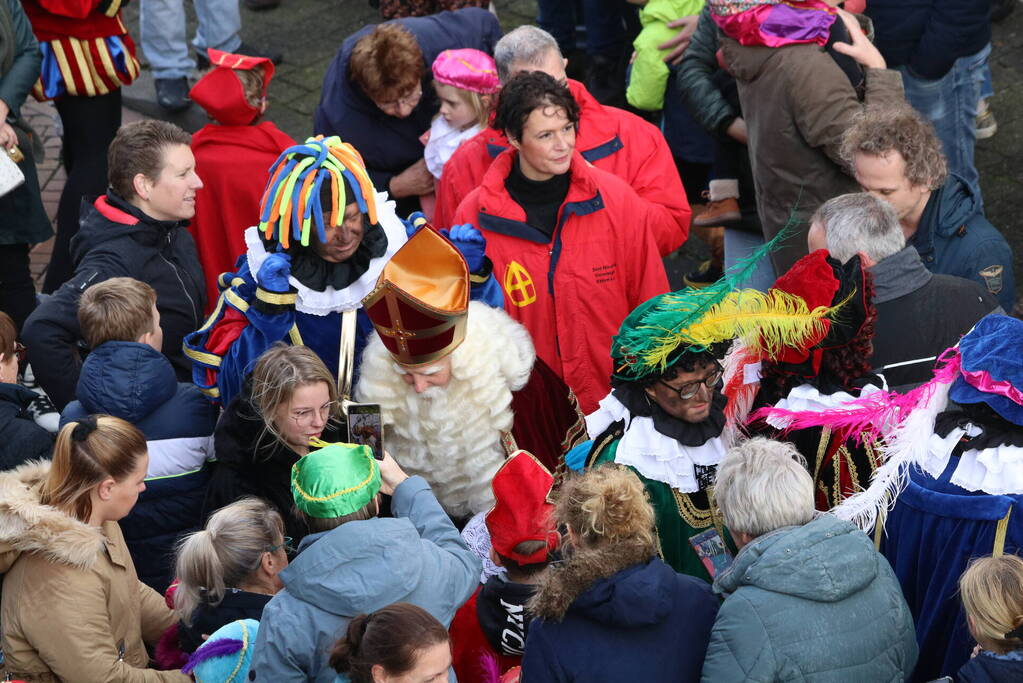 Sinterklaas en zijn pieten aangekomen