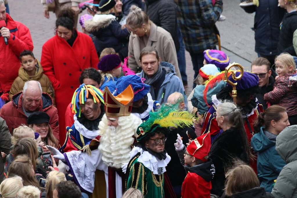 Sinterklaas en zijn pieten aangekomen