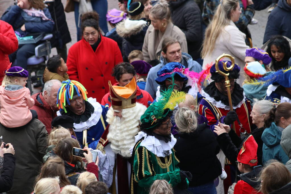 Sinterklaas en zijn pieten aangekomen