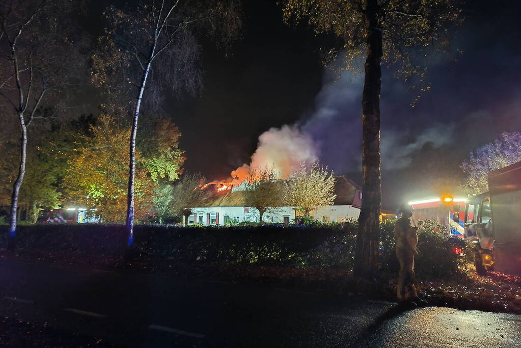 Uitslaande brand bij woning met rietendak