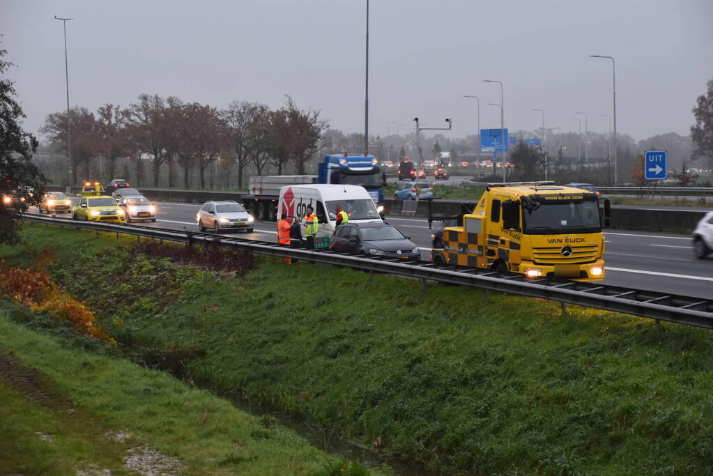 Schade bij ongeval tussen bestelbus en auto