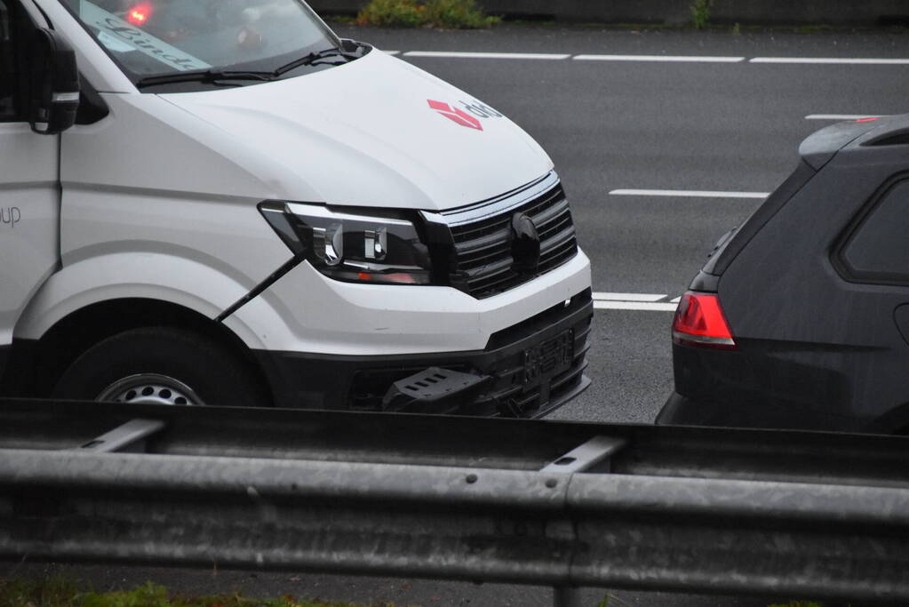 Schade bij ongeval tussen bestelbus en auto