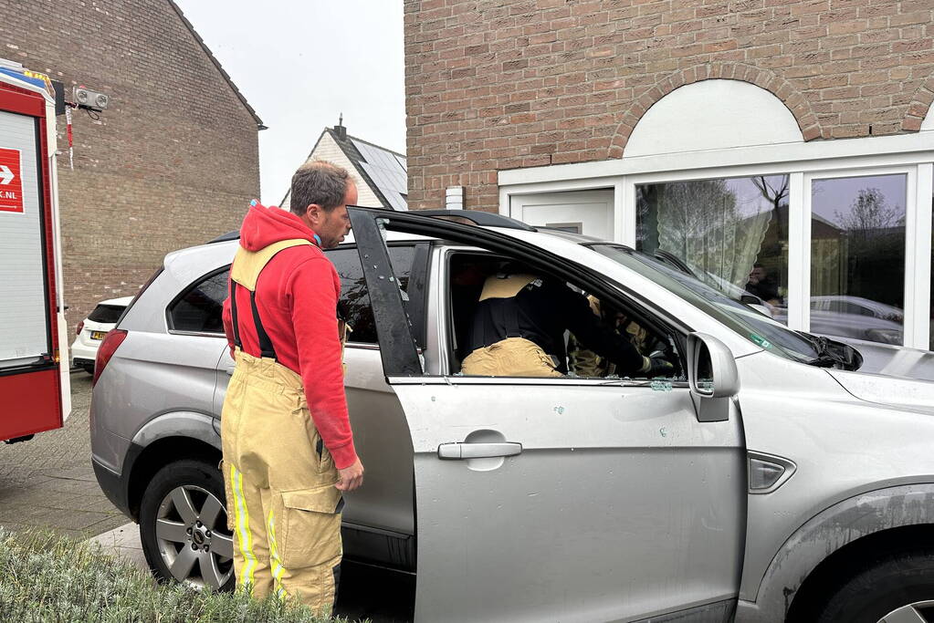 Brandweer bevrijdt opgesloten baby in auto