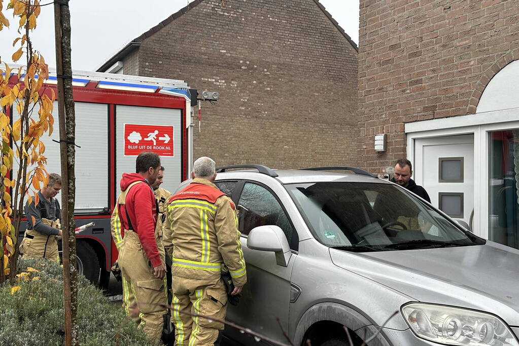 Brandweer bevrijdt opgesloten baby in auto