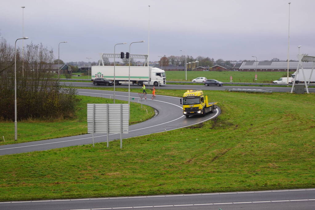 Automobilist rijdt zich vast in het gras