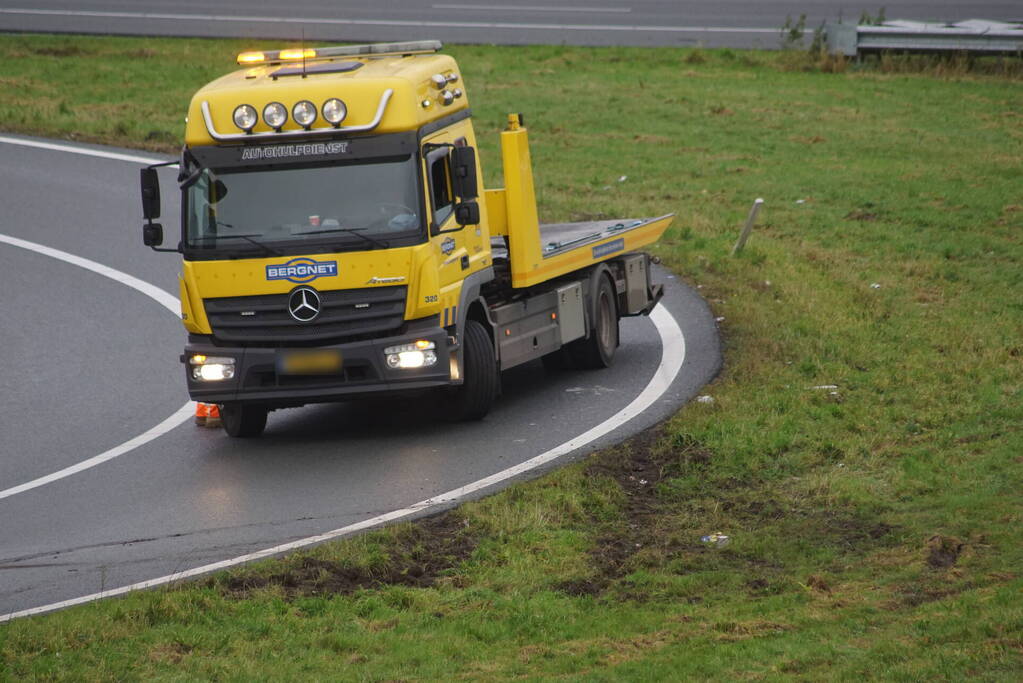 Automobilist rijdt zich vast in het gras