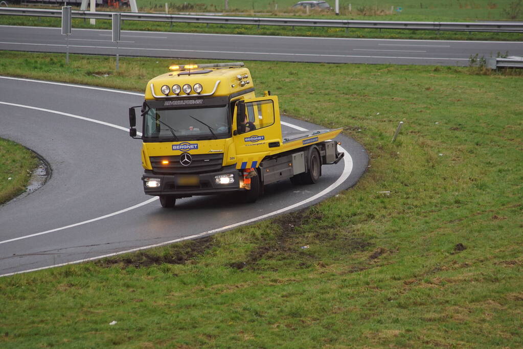 Automobilist rijdt zich vast in het gras