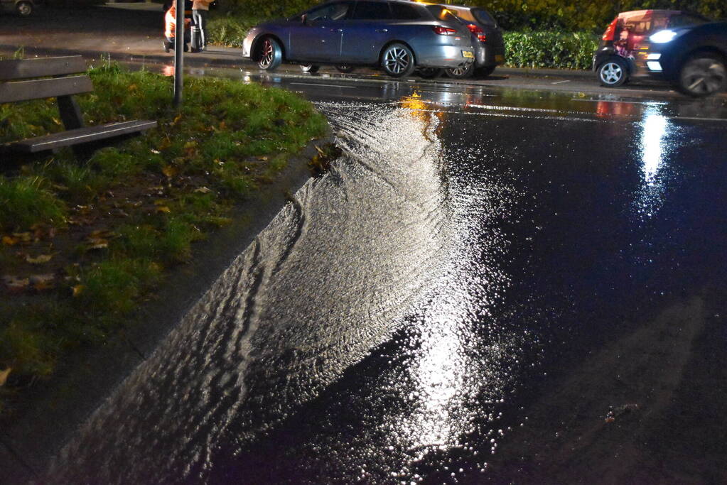 Parkeerterrein onder water door leidingbreuk