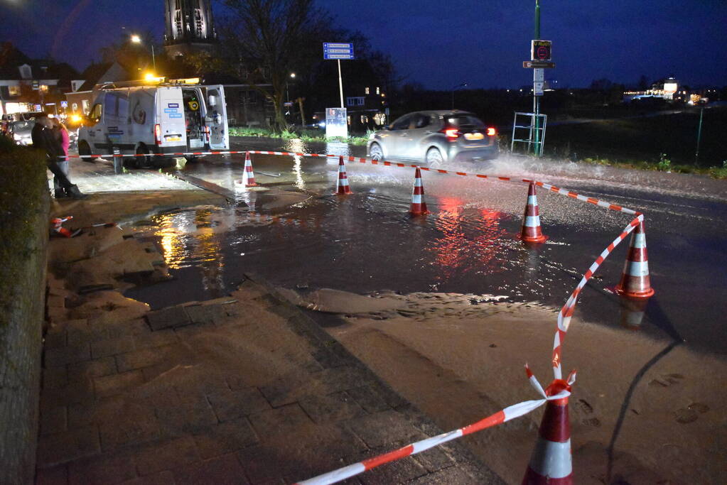 Parkeerterrein onder water door leidingbreuk