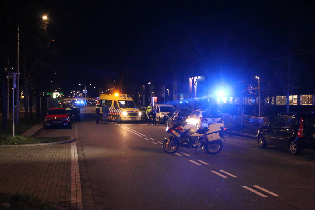 Schade na botsing tussen auto en bromfiets