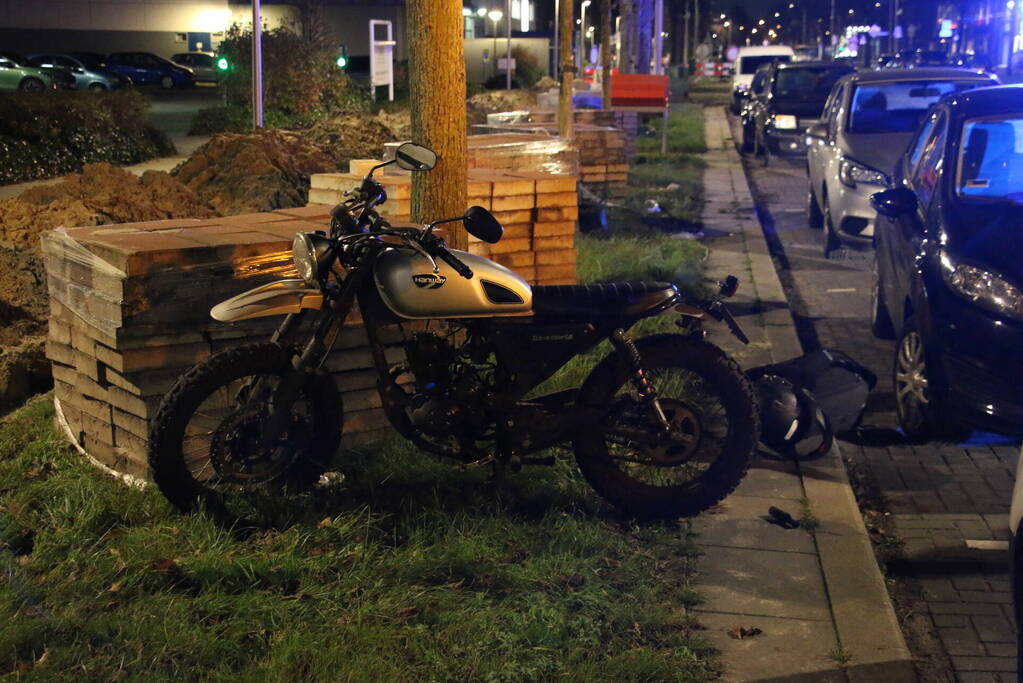 Schade na botsing tussen auto en bromfiets