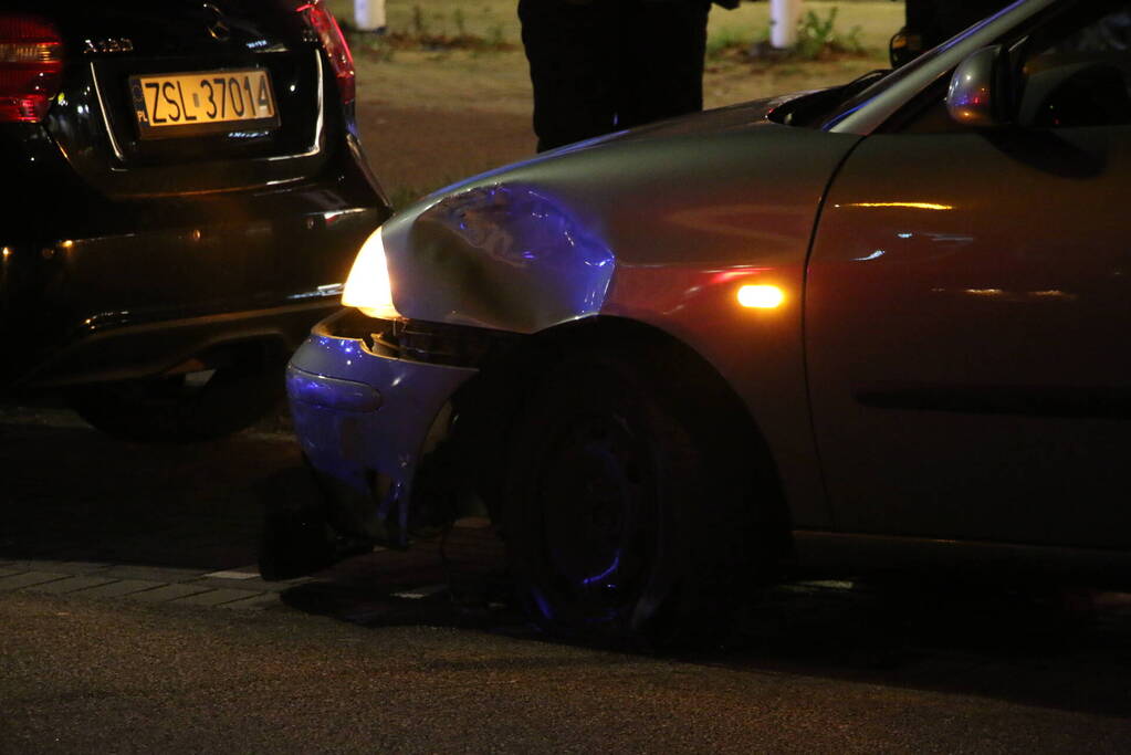 Schade na botsing tussen auto en bromfiets