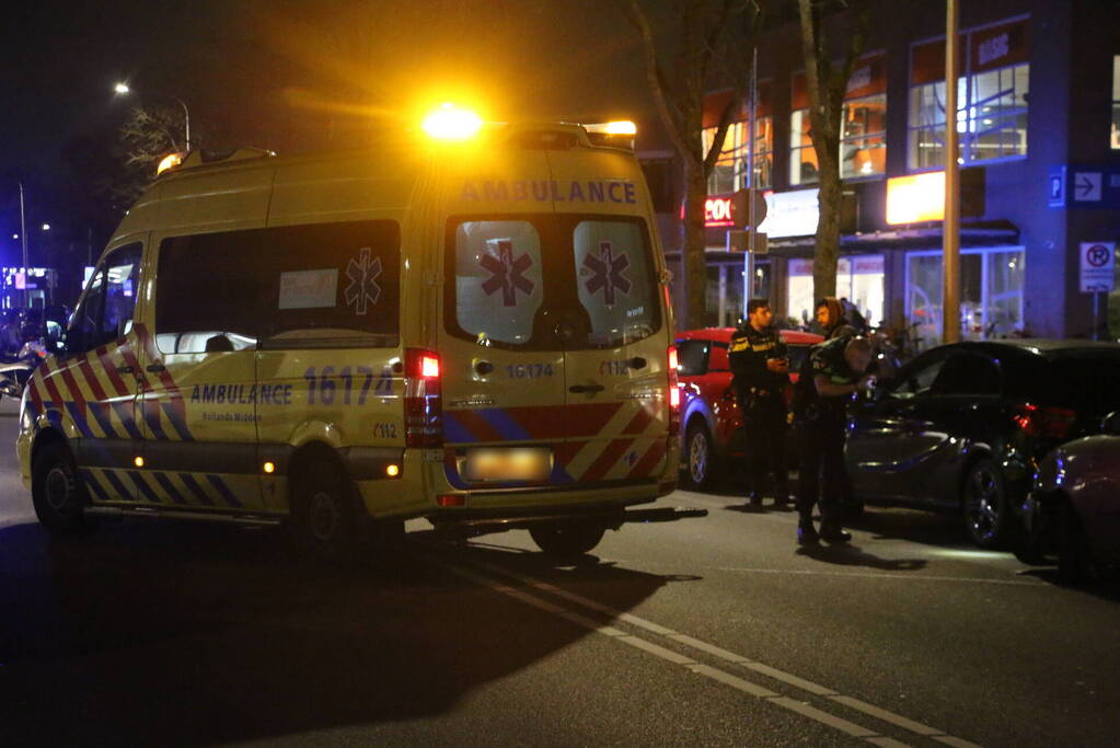 Schade na botsing tussen auto en bromfiets