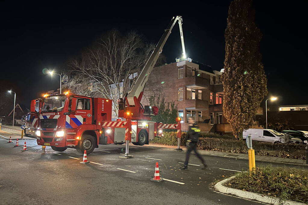 Brandweer inspecteert flat na brandmelding