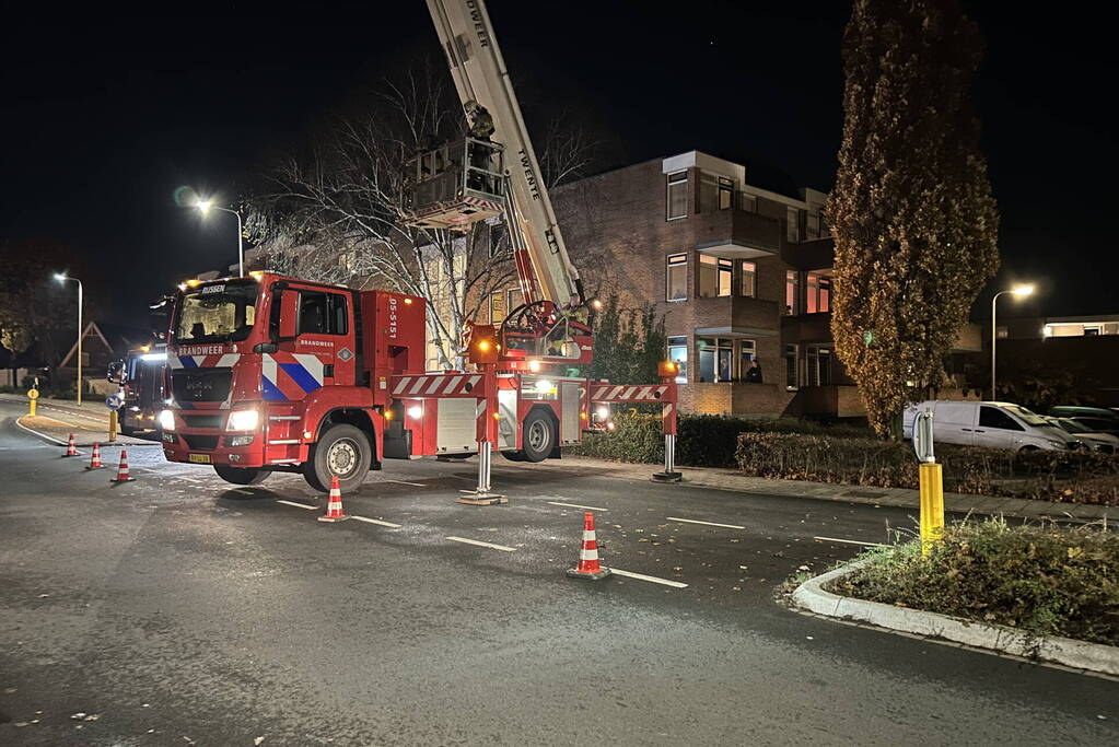 Brandweer inspecteert flat na brandmelding