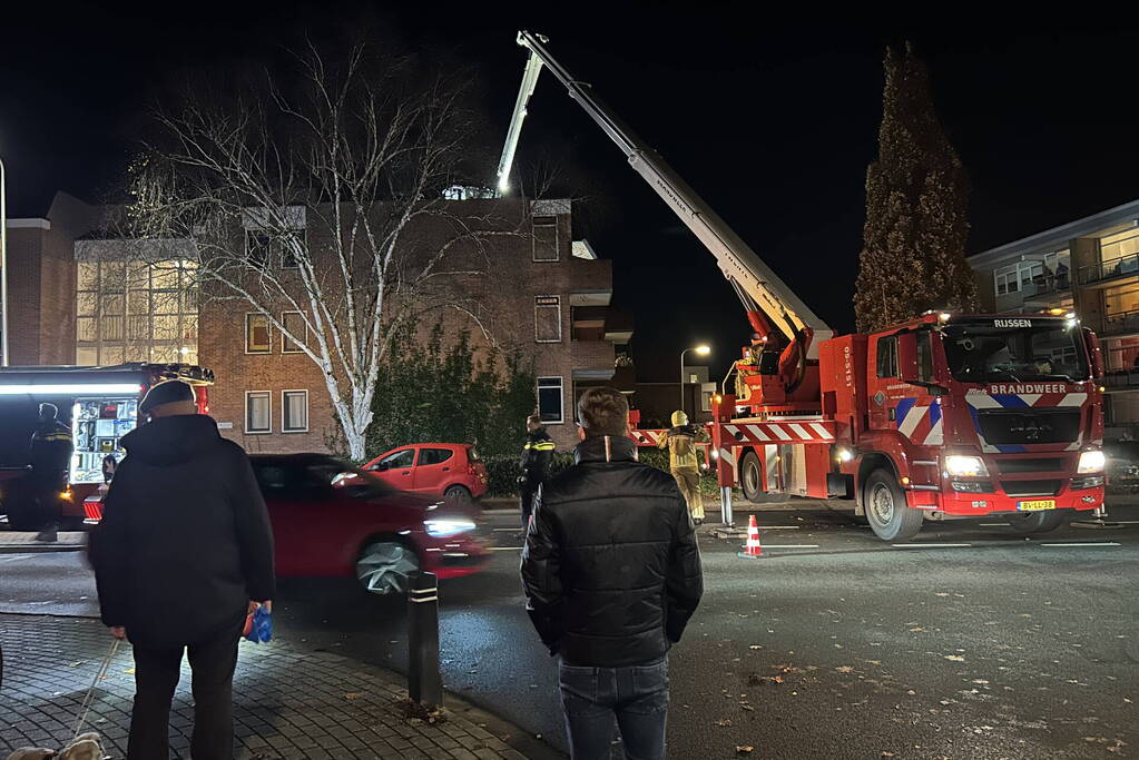 Brandweer inspecteert flat na brandmelding