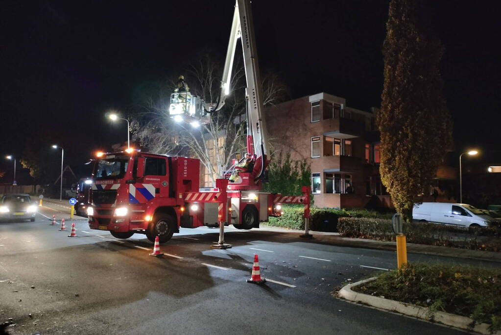 Brandweer inspecteert flat na brandmelding