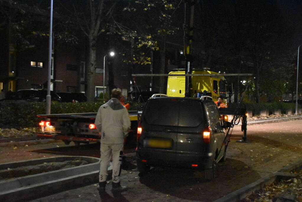 Bestelbus rijdt zich vast op vluchtheuvel