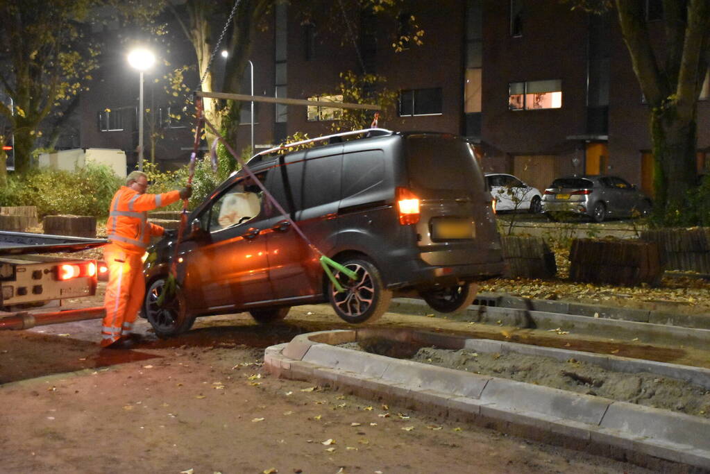 Bestelbus rijdt zich vast op vluchtheuvel