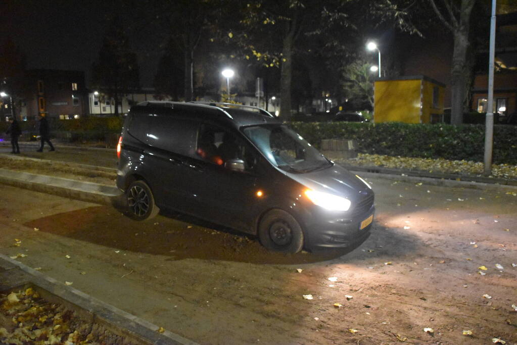 Bestelbus rijdt zich vast op vluchtheuvel