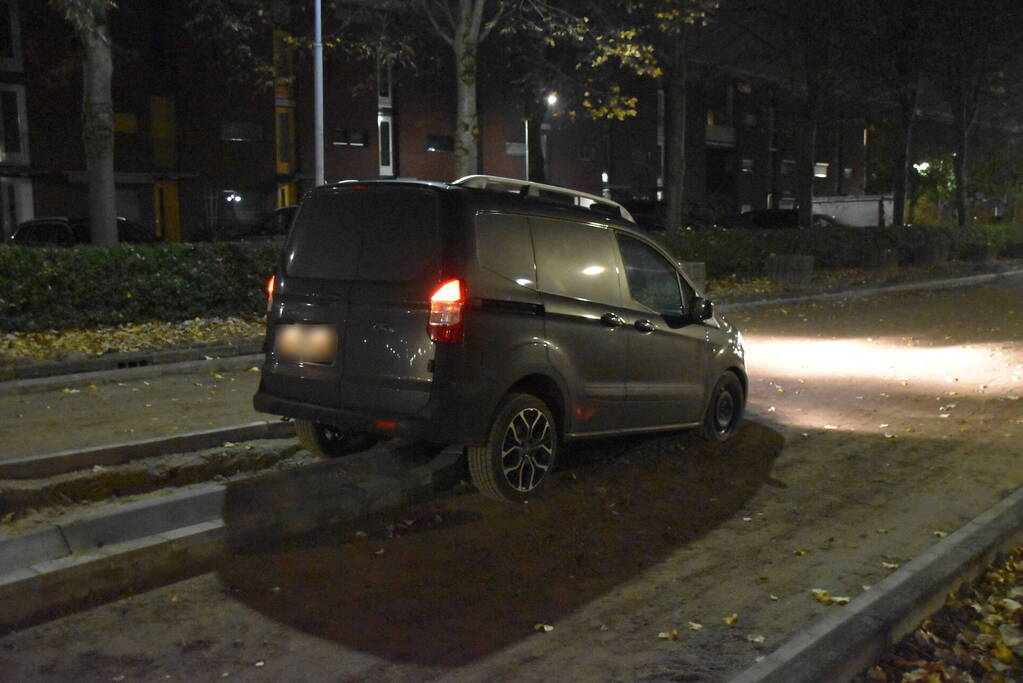 Bestelbus rijdt zich vast op vluchtheuvel