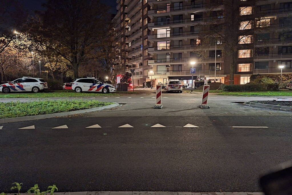 Onderzoek naar aantreffen overleden persoon naast flat