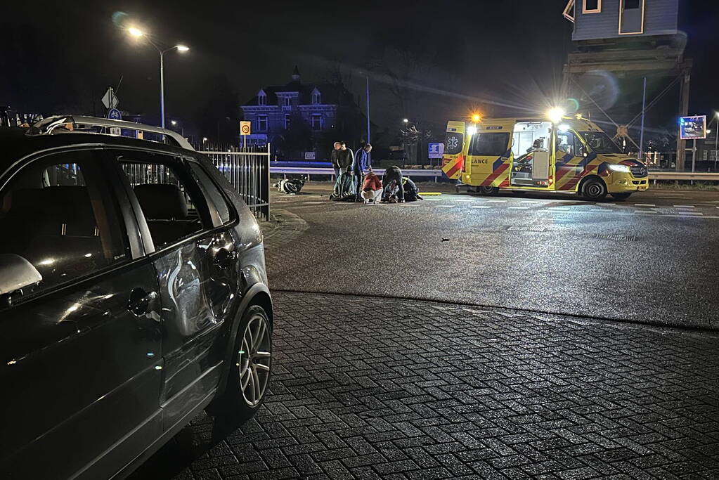 Brommerrijder ernstig gewond bij botsing met auto